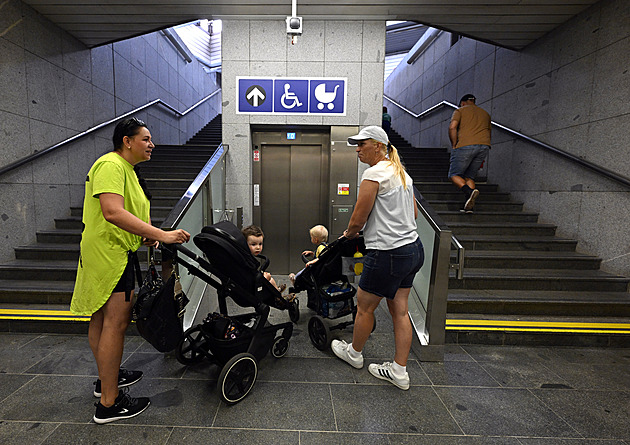 Nádraží Holešovice má nový výtah, přibudou i v dalších stanicích metra