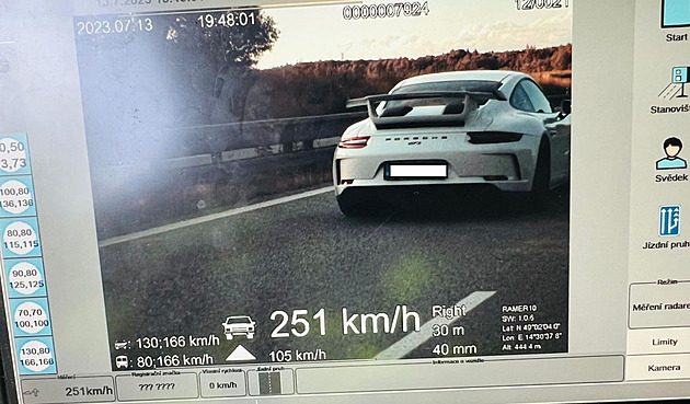 Řidič v porsche se hnal po dálnici 251 km/h, pak chtěl ujet před policií