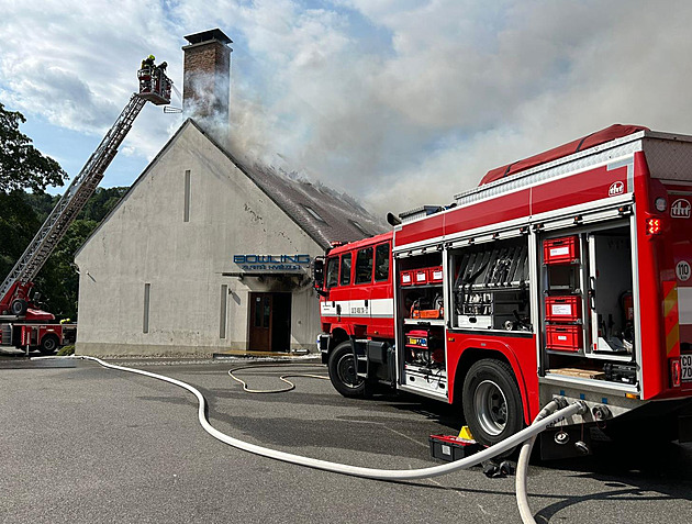 Ve Vimperku hořela střecha bowlingu, škoda přesáhne 10 milionů korun