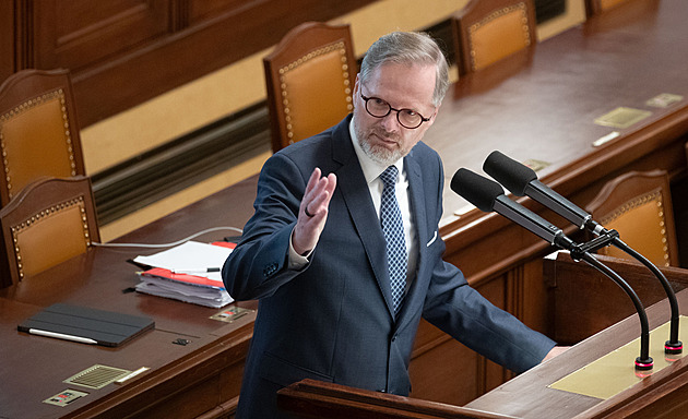 Šetříme i na výdajích státu, opatření všichni unesou, hájil úsporný balíček Fiala