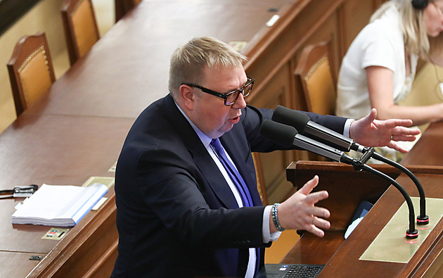 Do předčasné penze maximálně o tři roky dřív, projednávají poslanci