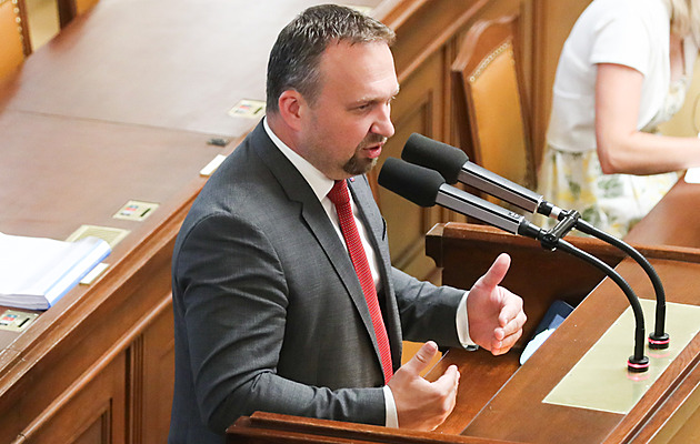 Do předčasné penze maximálně o tři roky dřív, projednávali poslanci