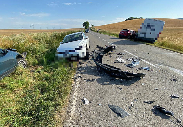 U Rosic na Brněnsku havarovala čtyři vozidla a autobus, tři lidé se zranili