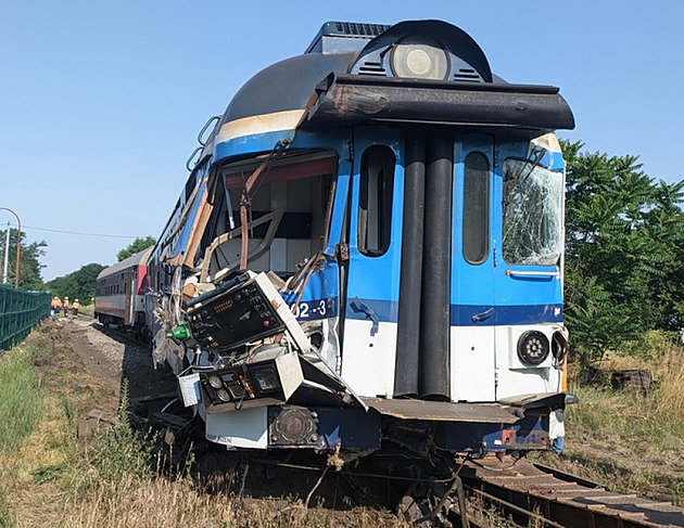 Na Znojemsku po střetu s náklaďákem vykolejil vlak, škoda je sedm milionů