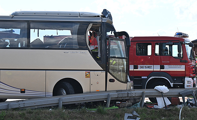 Sražené autobusy vezly lidi 25 národností. Ztěžuje to péči i vyšetřování