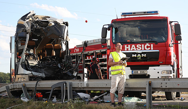 Cestující se v autobusech musí připoutat, nejrizikovější je léto, říká expert