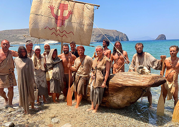 Čeští archeologové dopluli v pravěkém člunu na Peloponés, pádlovali sto hodin