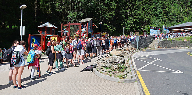 Lanovka na Sněžku zdražila, hodinové fronty na ni turisté stojí dál