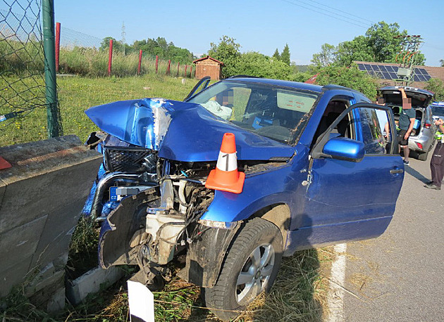 Opilý senior neposlechl policisty a sedl za volant. Ujížděl a vážně se zranil