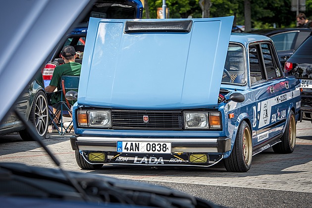 OBRAZEM: Tuneři dorazili před pražský obchoďák. Přijelo lambo i žigulík