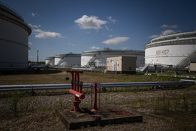 Ruská ropa do Česka teče dál, stopka přijde až příští rok. Unipetrol už má náhradu: buduje „západní“ ropovod
