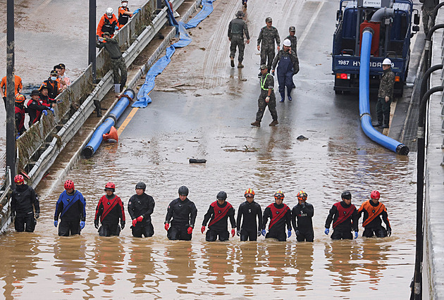 Z tunelu se stala smrtonosná past. Po záplavách v Jižní Koreji je 33 obětí