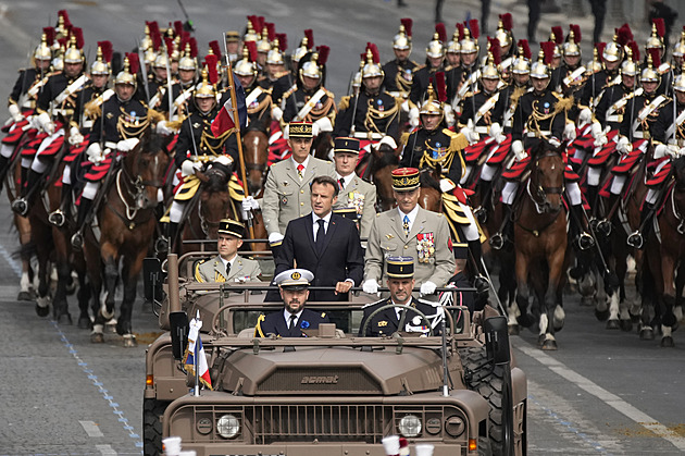 Tisíce vojáků i připomínka olympiády. Francie slaví den dobytí Bastily
