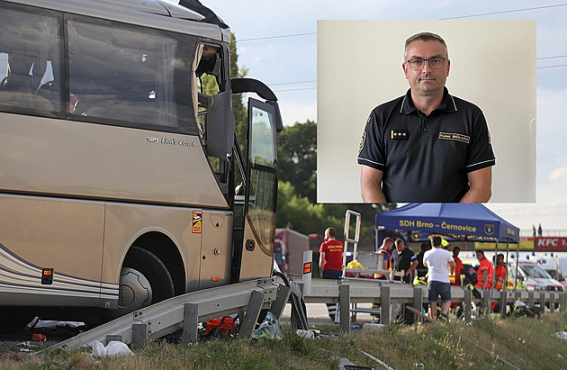 Připadalo mi to jako záběry z Ukrajiny, líčí hasič nehodu autobusů u Brna