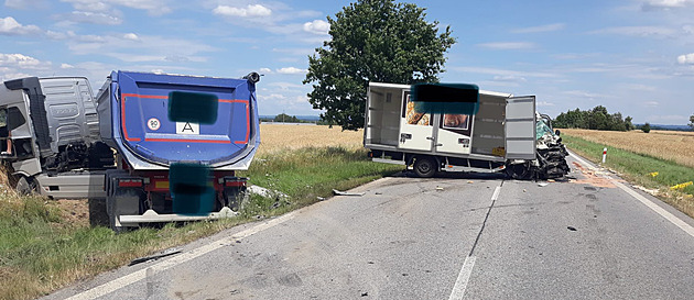 Při tragické nehodě u Třeboně zemřeli dva lidé, další čtyři se zranili