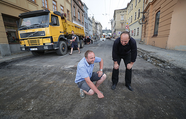V Jihlavě uzavřeli důležitou ulici v centru, roky se tam propadá vozovka