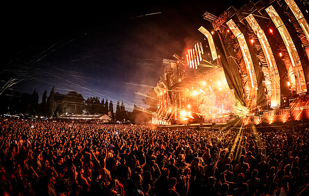 Největší dav návštěvníků před hlavní stage shromáždilo na vystoupení DJ Tiësta.