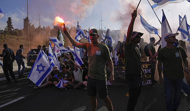 V Izraeli schválili část kontroverzní reformy, lidé v ulicích opět protestují