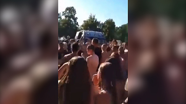VIDEO: Dav v Polsku málem zlynčoval cizince na koupališti. Obtěžovali dívky