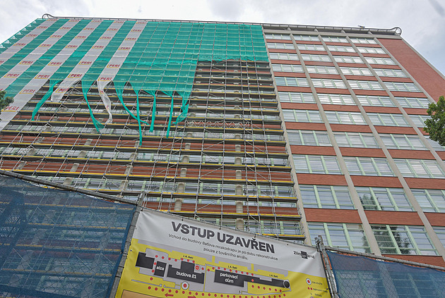 Oprava Baova mrakodrapu ve Zlín, v nm sídlí krajský a finanní úad....