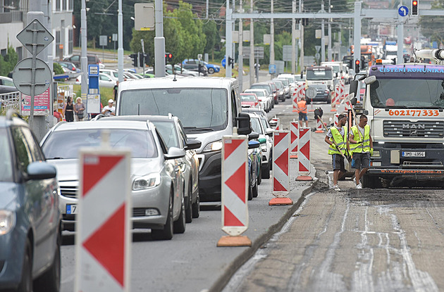 Ve Zlín zaala oprava hlavního tahu, tídy T.Bati, která vede napí mstem...