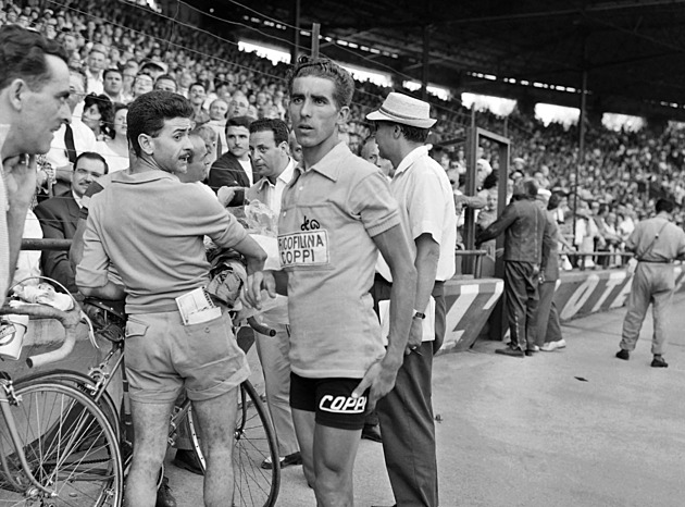 Pašerák, král hor a šampion Tour slaví 95. narozeniny. Anquetil podváděl, říká
