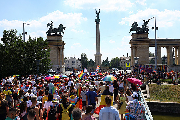 Budapešť rozsvítil průvod hrdosti, na deset tisíc lidí nesouhlasilo s Orbánem