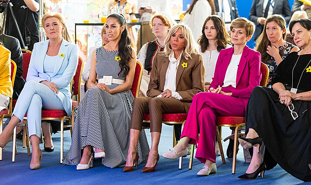 Ženy zazářily na summitu NATO. Pavlová v růžové, Zelenská v tradiční košili