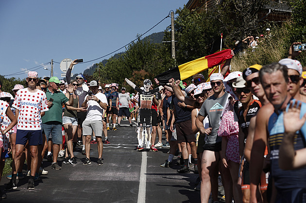 Chlape, omluv se. Honba za fotkou sráží jezdce. Jak čelit hulvátům na Tour