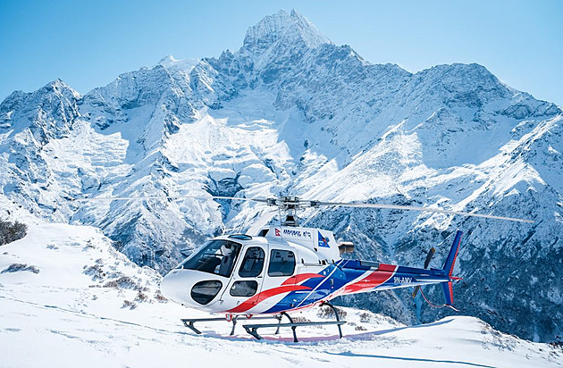 Vrtulník s turisty na cestě z Mount Everestu se zřítil. Našli pět mrtvých těl