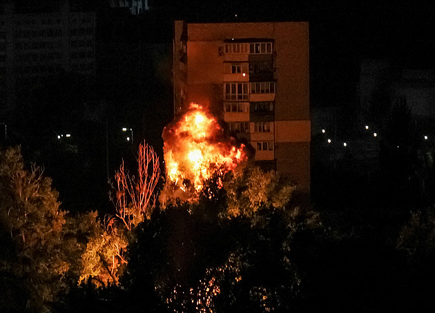 Rusko třetí noc za sebou vyslalo drony na Kyjev, jeden člověk zemřel