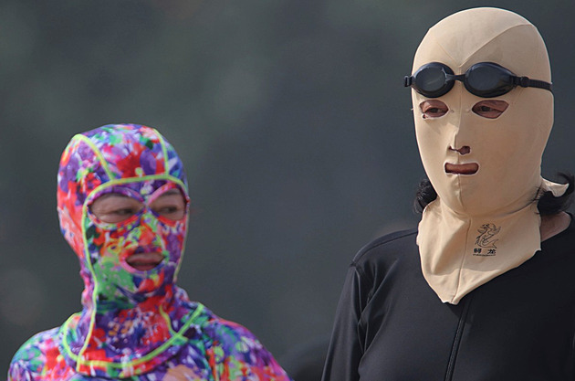 VIDEO: Vedra v Číně oživila zvyk nosit ochranné kukly na sluníčku