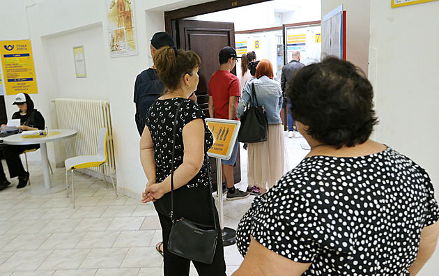 Lidé �ekají ve front� na po�t� v Solní ulici v Plzni. (3. 7. 2023)