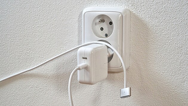 Adapt�r m� dva USB-C konektory, d�l� se o nab�jec� v�kon 35 W. 