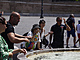 Lid se sna zchladit u fontny na Piazza del Popolo v m. (14. ervence...