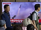 Lidé na nádraí v Soulu sledují odpálení severokorejské balistické rakety. (12....