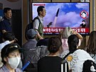 Lidé na nádraí v Soulu sledují odpálení severokorejské balistické rakety. (12....