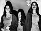 lenky Mansonova klanu na snímku z roku 1970. Leslie Van Houtenová úpln vpravo.