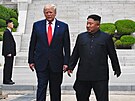 Kim ong-un (vpravo) a Donald Trump v demilitarizované zón mezi obma...