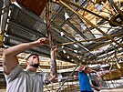 Pracovníci specializované firmy pi oprav centrálního lustru v brnnském...