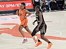Rhyne Howardová uniká Satou Saballyové bhem utkání hvzd WNBA.