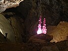 Návtvníci Zbraovských jeskyní krom skláských instalací inspirovanými...