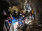 Návtvníci Zbraovských jeskyní krom skláských instalací inspirovanými...
