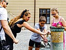V tropických dnech letoního léta se lidé v Olomouci osvují hlavn u mstkých...