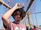 Lidé se chladí vodou v horkém poasí v New Yorku. (13. ervence 2023)