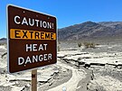 Pohled na tabuli varující ped extrémními vedry v Údolí smrti v Kalifornii....