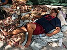 Bezdomovci odpoívají ve stínu bhem veder v jihovýchodním Texasu v Houstonu....