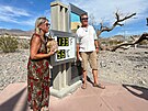 Lidé pózují s neoficiálním ukazatelem teploty v Údolí smrti v Kalifornii. (16....