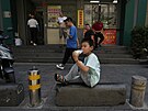 Lidé bhem veder na ulici v Pekingu (17. ervence 2023)