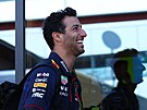 Daniel Ricciardo kráí paddockem na okruhu Silverstone.